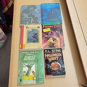 4 Ghost paperbooks 2 hardcover Ghost books